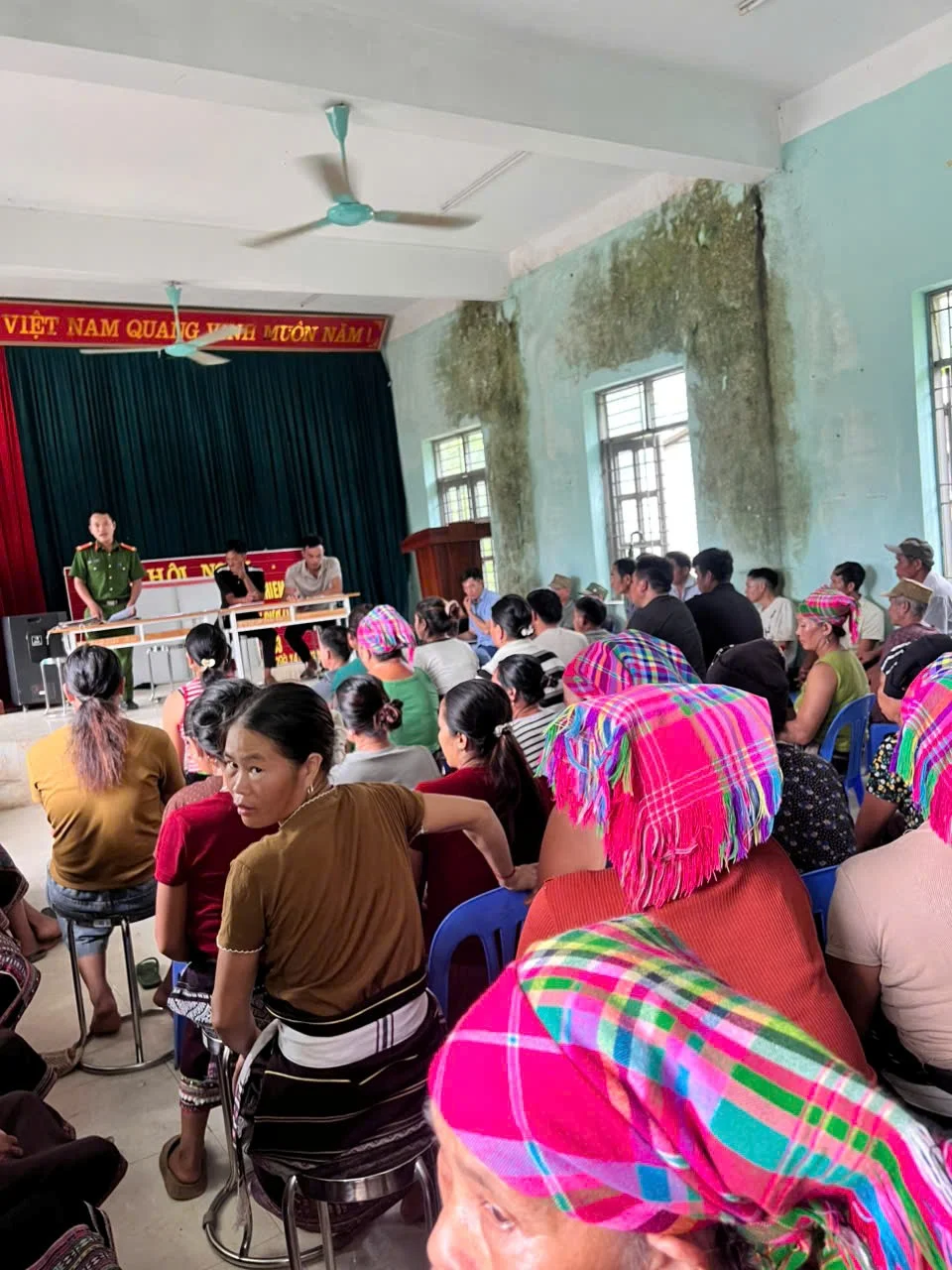Công an xã Hồng Thu tiếp tục tuyên truyền, vận động giao nộp vũ khí, vật liệu nổ, công cụ hỗ trợ và pháo
