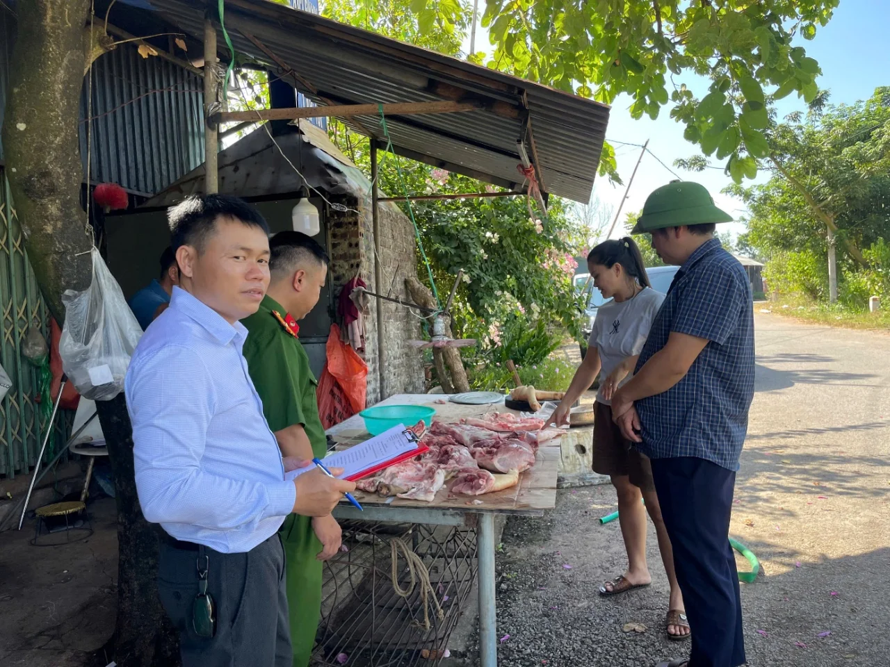 Công an xã Pu Sam Cáp phối hợp kiểm tra đột xuất 7 cơ sở kinh doanh, giết mổ và buôn bán thịt lợn
