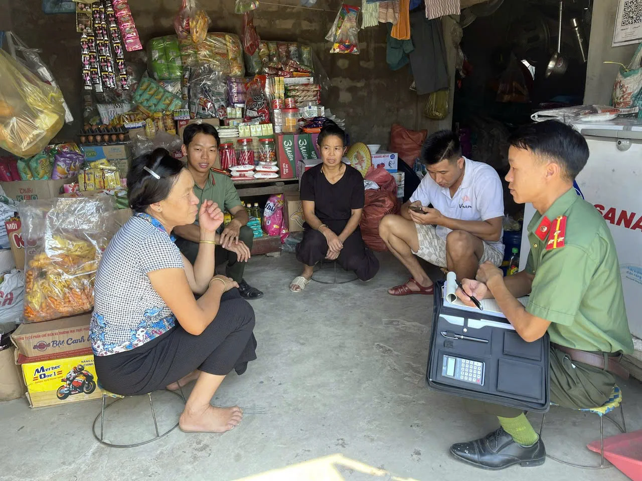 Công an xã Hồng Thu tuyên truyền, nâng cao nhận thức cho Nhân dân về phòng, chống lừa đảo trên không gian mạng