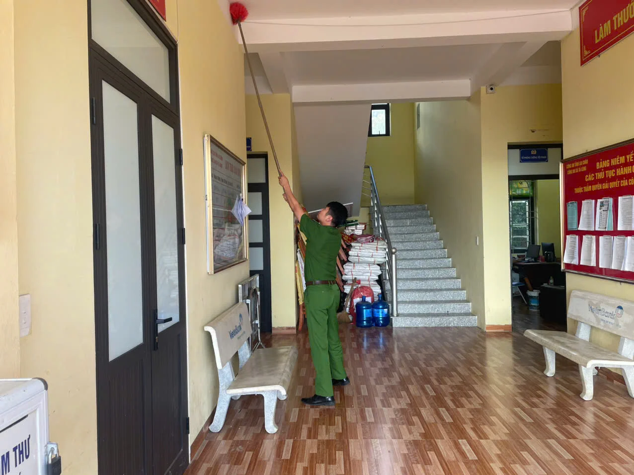 Tuổi trẻ Công an xã Tả Lèng xung kích đồng loạt ra quân dọn về sinh, chỉnh trang khuôn viên đơn vị
