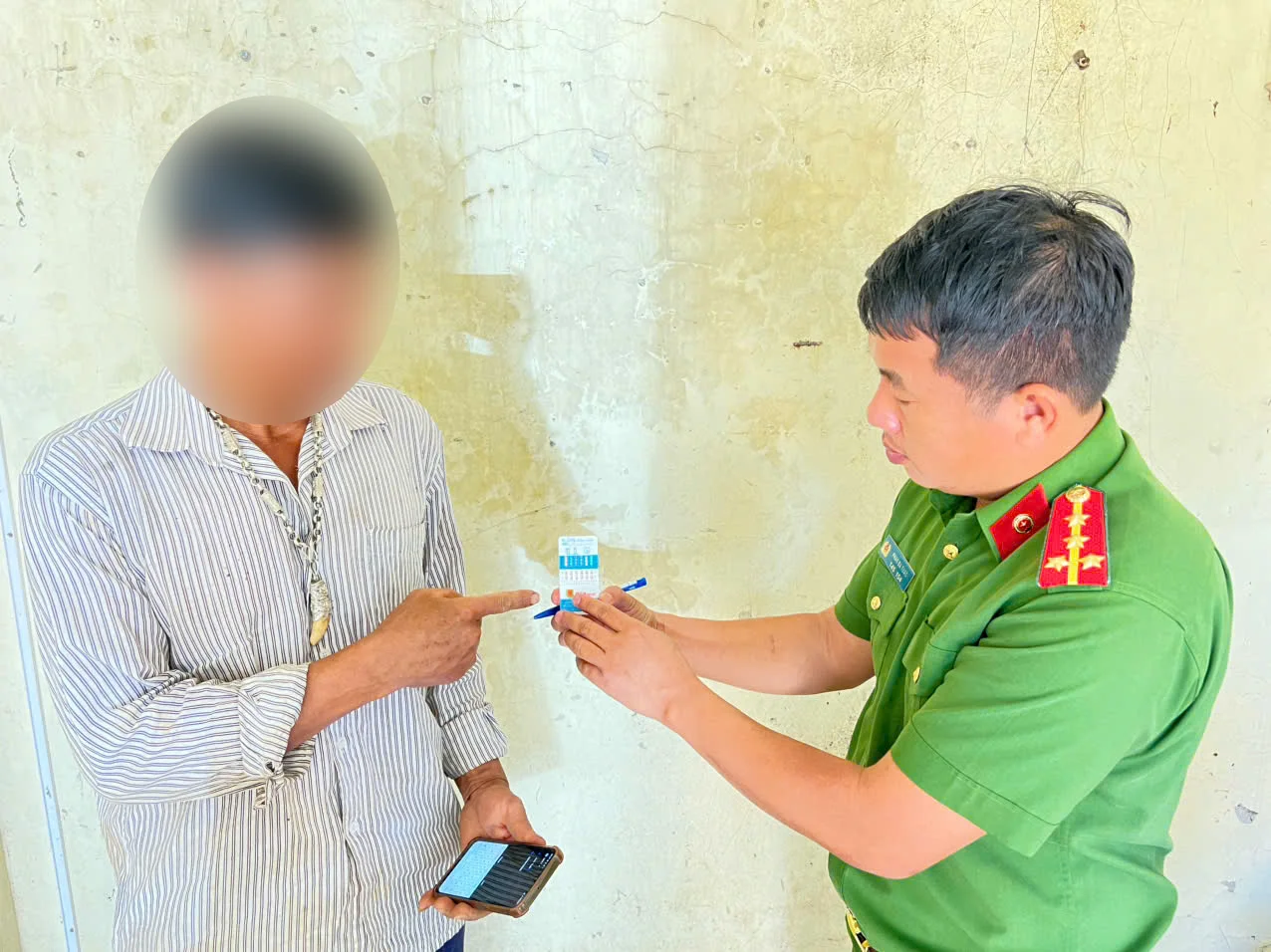 Công an phường Đoàn Kết, tăng cường rà soát, test ma tuý, xây dựng “phường không ma tuý”.