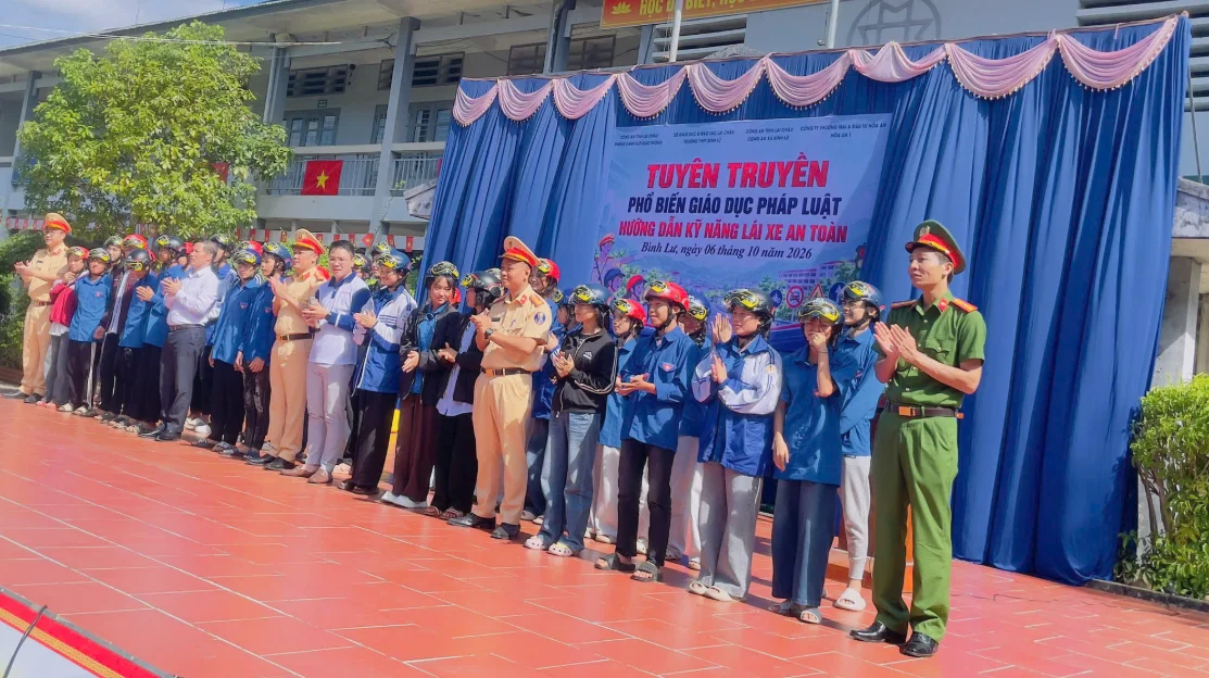 Tuyên truyền Luật Trật tự, an toàn giao thông và hướng dẫn kỹ năng lái xe an toàn tại Trường THPT Bình Lư