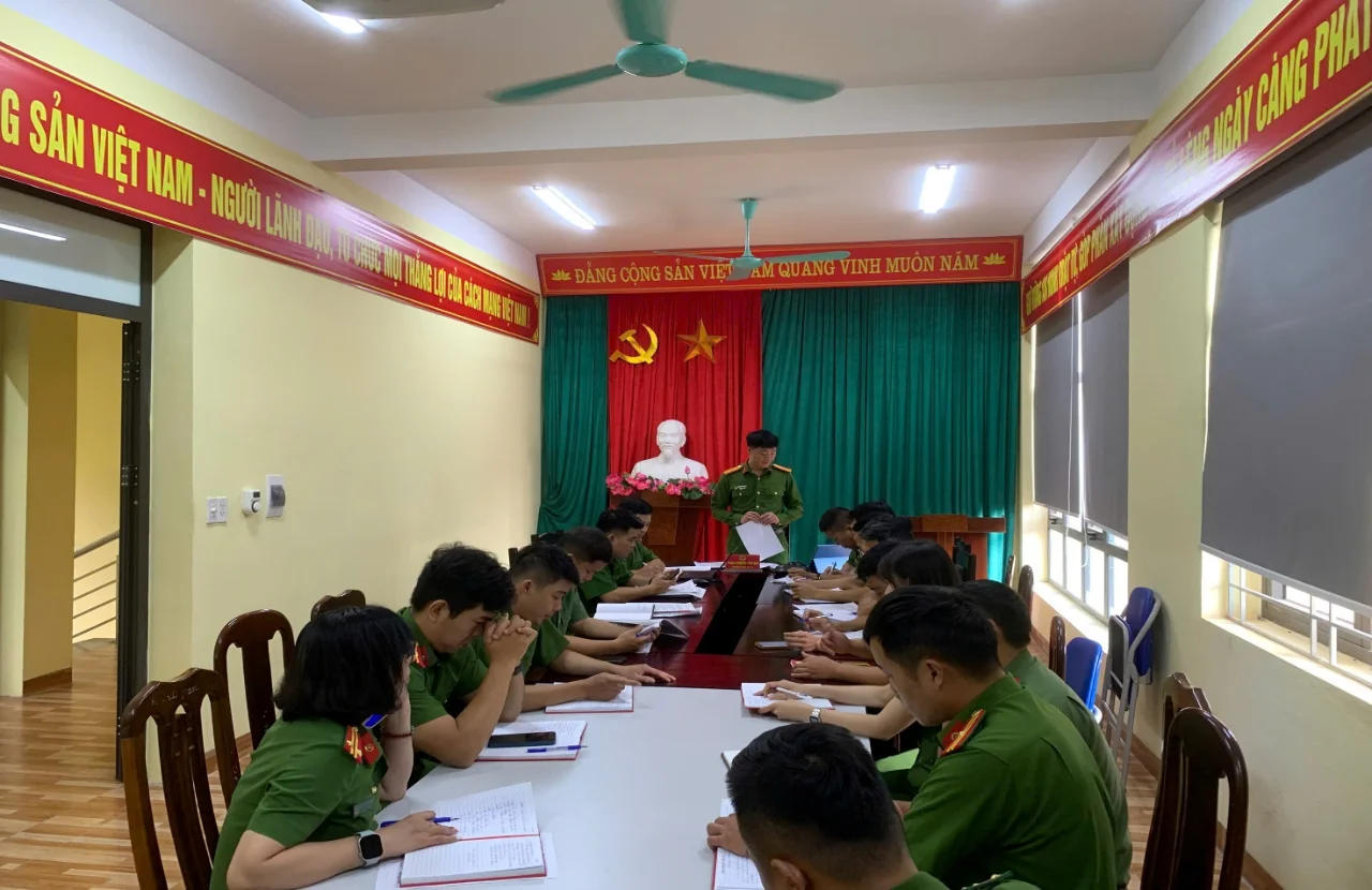 Công an xã Tả Lèng tổ chức sinh hoạt chuyên đề “Đảng viên tiên phong học tập kỹ năng số”.