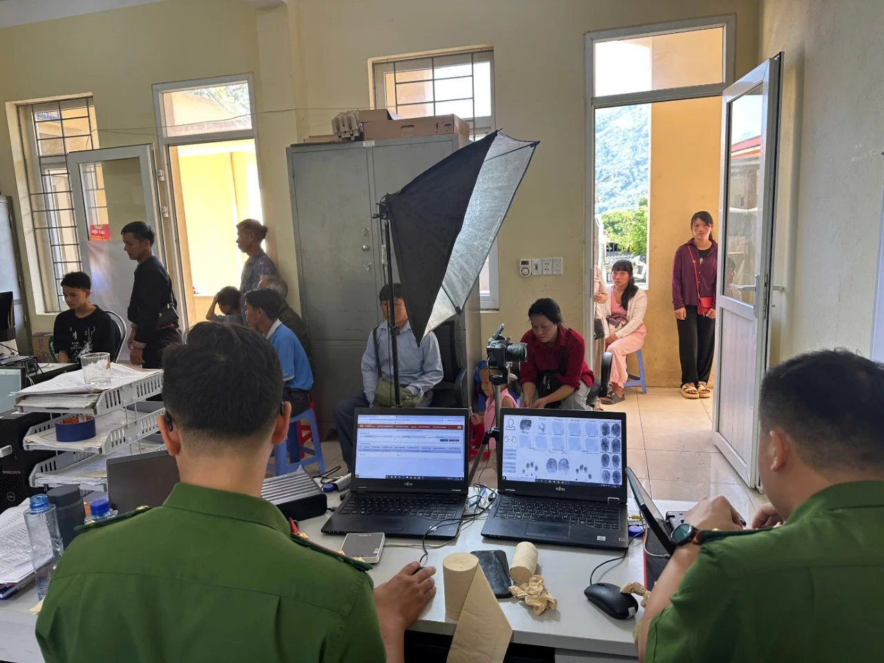 Công an xã Pa Tần tiếp tục triển khai hướng dẫn, hỗ trợ người dân kích hoạt định danh điện tử