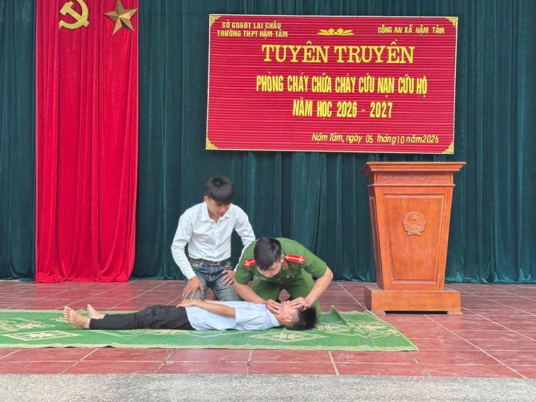 Công an xã Nậm Tăm trang bị kỹ năng phòng cháy, chữa cháy và cứu nạn, cứu hộ cho học sinh