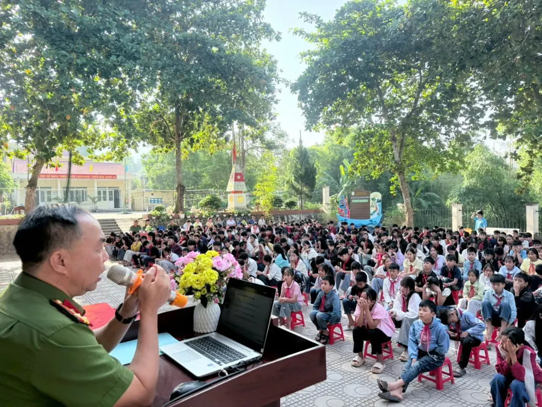 Công an xã Pu Sam Cáp tuyên truyền phòng, chống ma túy và an toàn giao thông tại Trường THCS