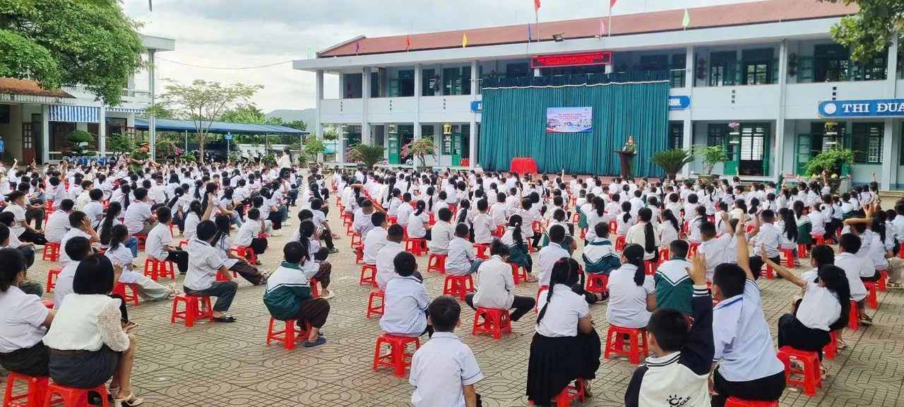Tuyên truyền pháp luật, kỹ năng PCCC & CNCH và ATGT cho học sinh trường tiểu học Bình Lư