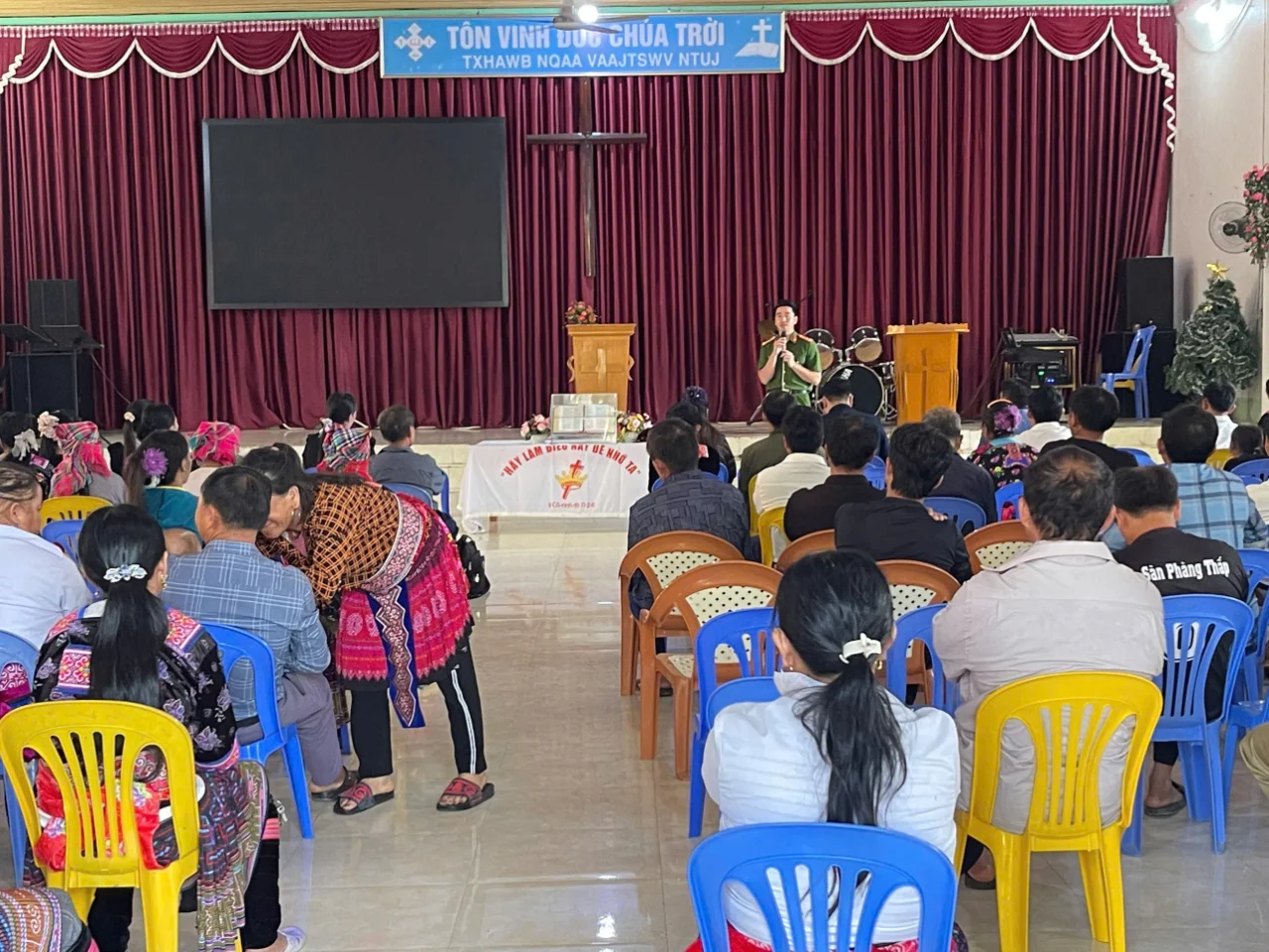 Cán bộ Công an xã tập trung tuyên truyền phổ biến nhiều nội dung trọng tâm, thiết thực gắn liền với đời sống hàng ngày của tín đồ và nhân dân