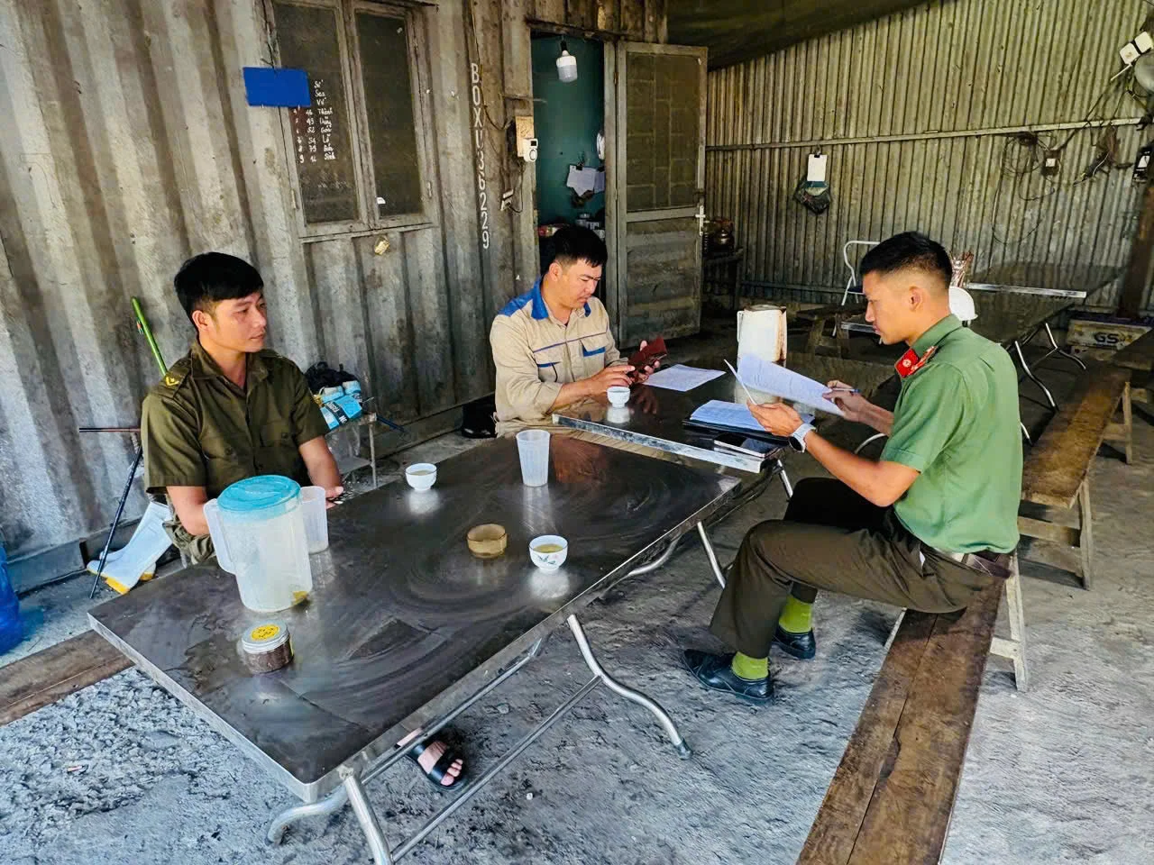 Công an xã Khun Há kiểm tra tạm trú đối với lực lượng công nhân tại các nhà máy thủy điện trên địa bàn xã