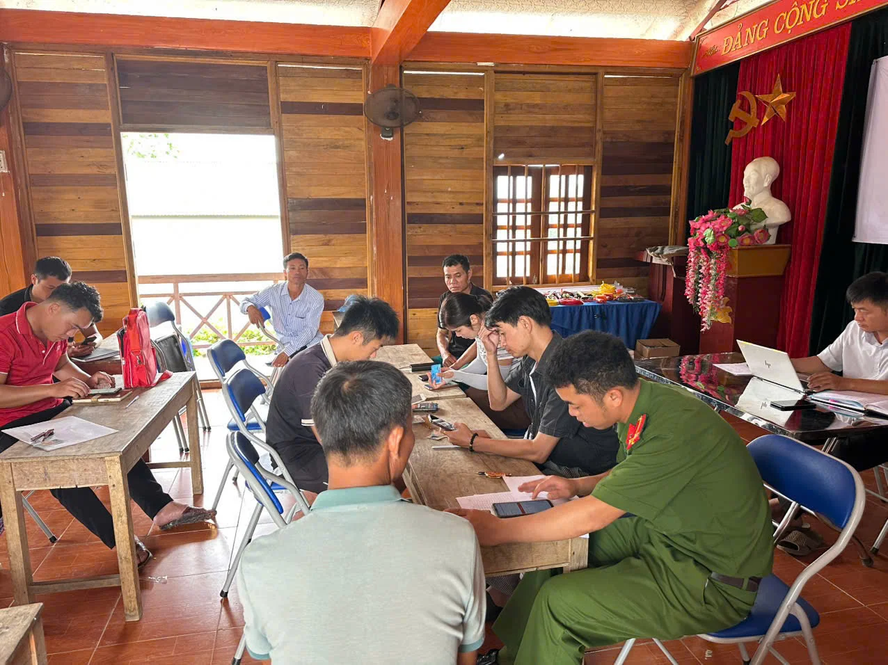 Công an xã Khun Há tận tụy hướng dẫn nhân dân hoàn thiện thủ tục cư trú và kích hoạt VNeID tại cơ sở