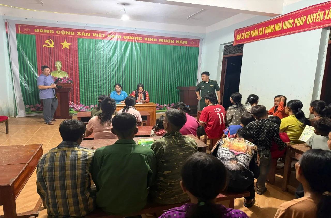 Công an xã Pa Ủ phối hợp tuyên truyền, ký cam kết phòng, chống bạo lực gia đình và tảo hôn tại bản Thăm Pa