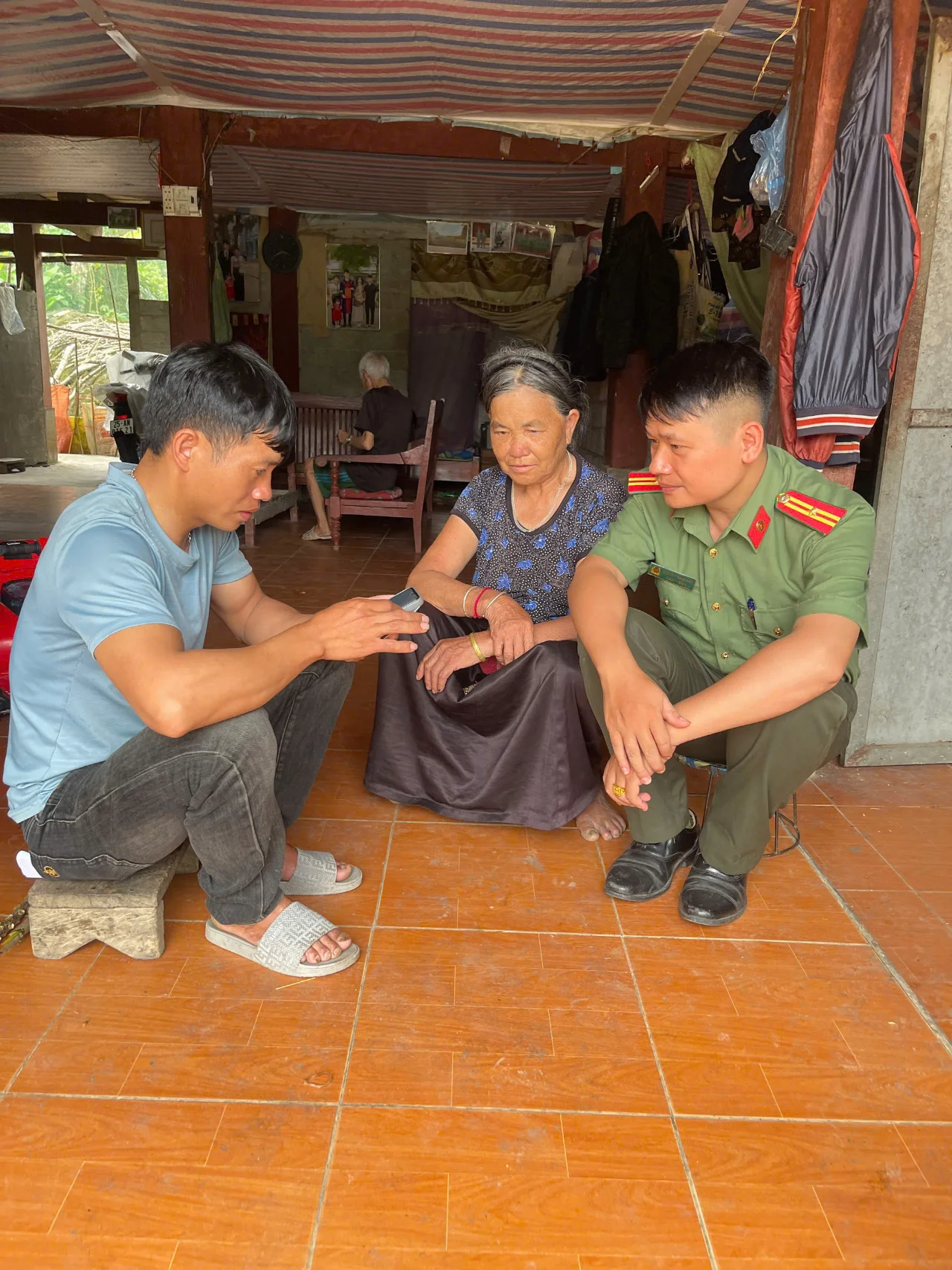 Công an xã Khun Há hướng dẫn người dân cài đặt ứng dụng VNeID và tuyên truyền chống lừa đảo trên không gian mạng