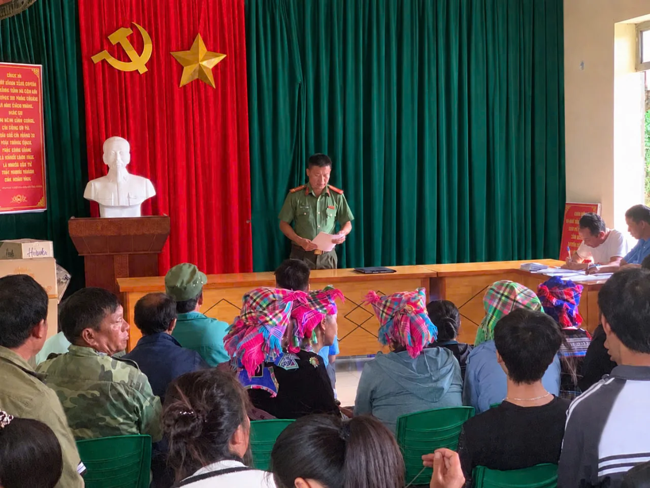 Công an xã Tả Lèng đẩy mạnh tuyên truyền pháp luật về xuất nhập cảnh cho đồng bào dân tộc thiểu số.