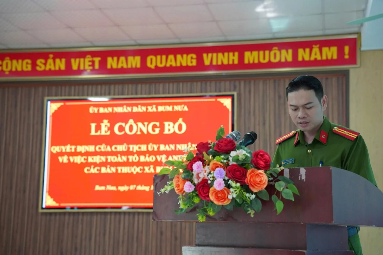 Xã Bum Nưa tổ chức Lễ công bố Quyết định kiện toàn Tổ bảo vệ an ninh, trật tự ở cơ sở