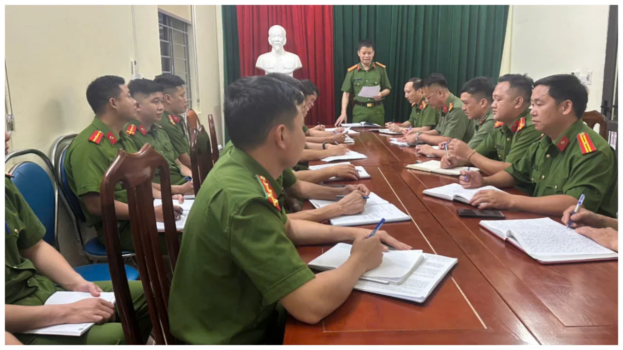 Toàn cảnh Hội nghị nghiên cứu, tham gia ý kiến vào các dự án luật tại Công an xã Khổng Lào