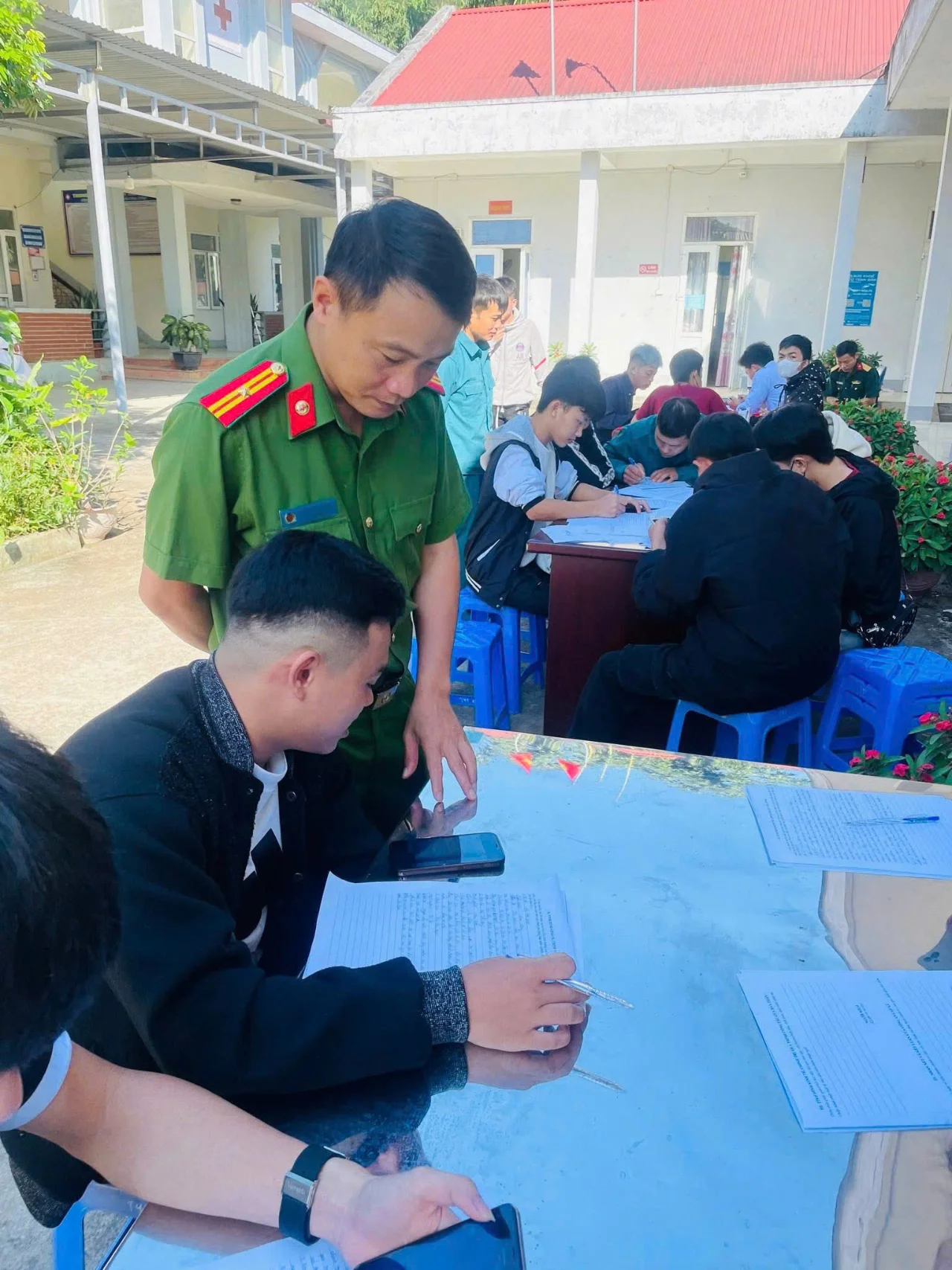 Công an xã Khun Há hướng dẫn công dân trong độ tuổi tham gia thực hiện nghĩa vụ Công an nhân dân năm 2027