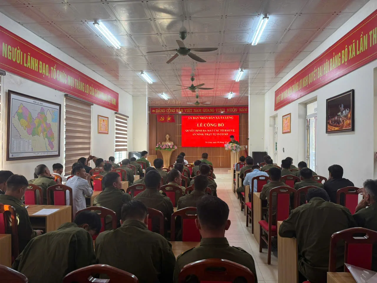 Toàn cảnh Lễ công bố Quyết định kiện toàn và ra mắt các Tổ bảo vệ an ninh, trật tự ở cơ sở tại hội trường UBND xã Tả Lèng.