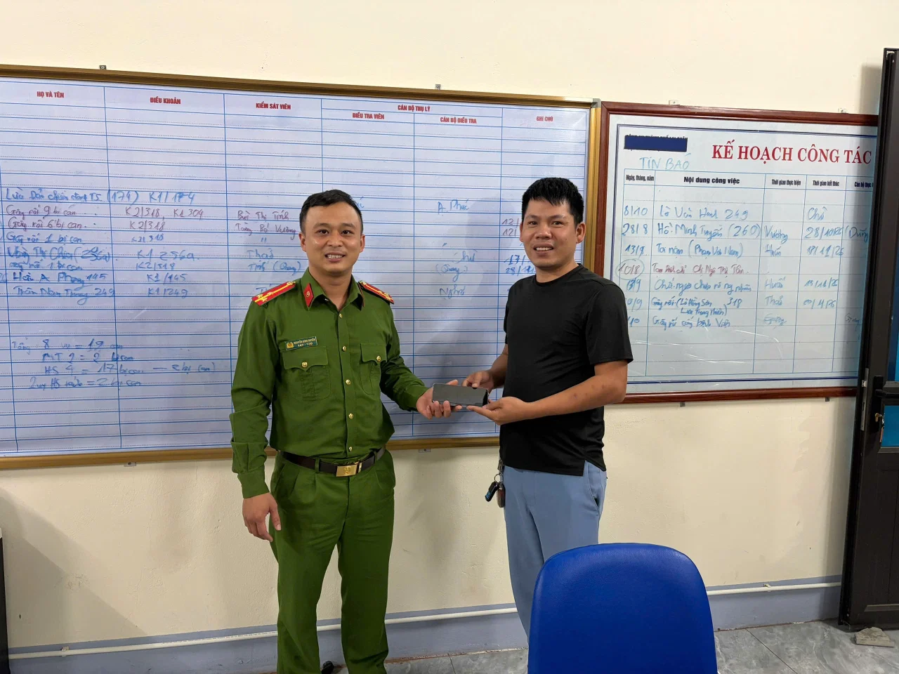 Công an phường Tân Phong nhanh chóng xác minh, trao trả tài sản cho người đánh rơi.