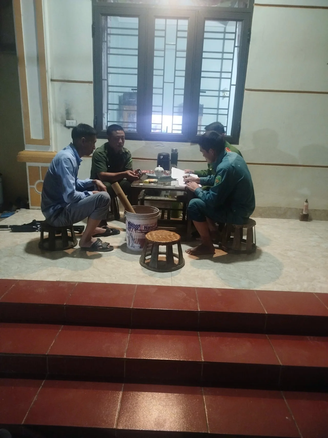Công an phường Tân Phong đẩy mạnh tuyên truyền, vận động thu hồi vũ khí, vật liệu nổ, công cụ hỗ trợ.