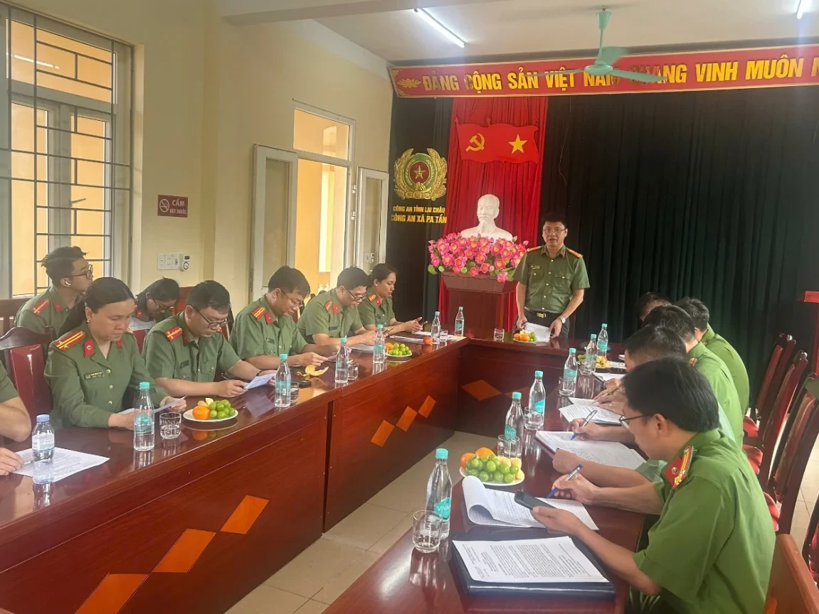 Đồng chí Thượng tá Đào Cao Việt, Phó Trưởng đoàn kiểm tra phát biểu tại buổi làm việc