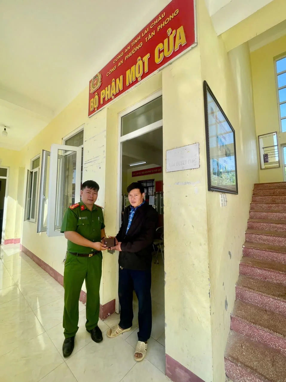 Công an phường Tân Phong lan tỏa hành động đẹp nhặt được của rơi, trả lại người đánh mất.