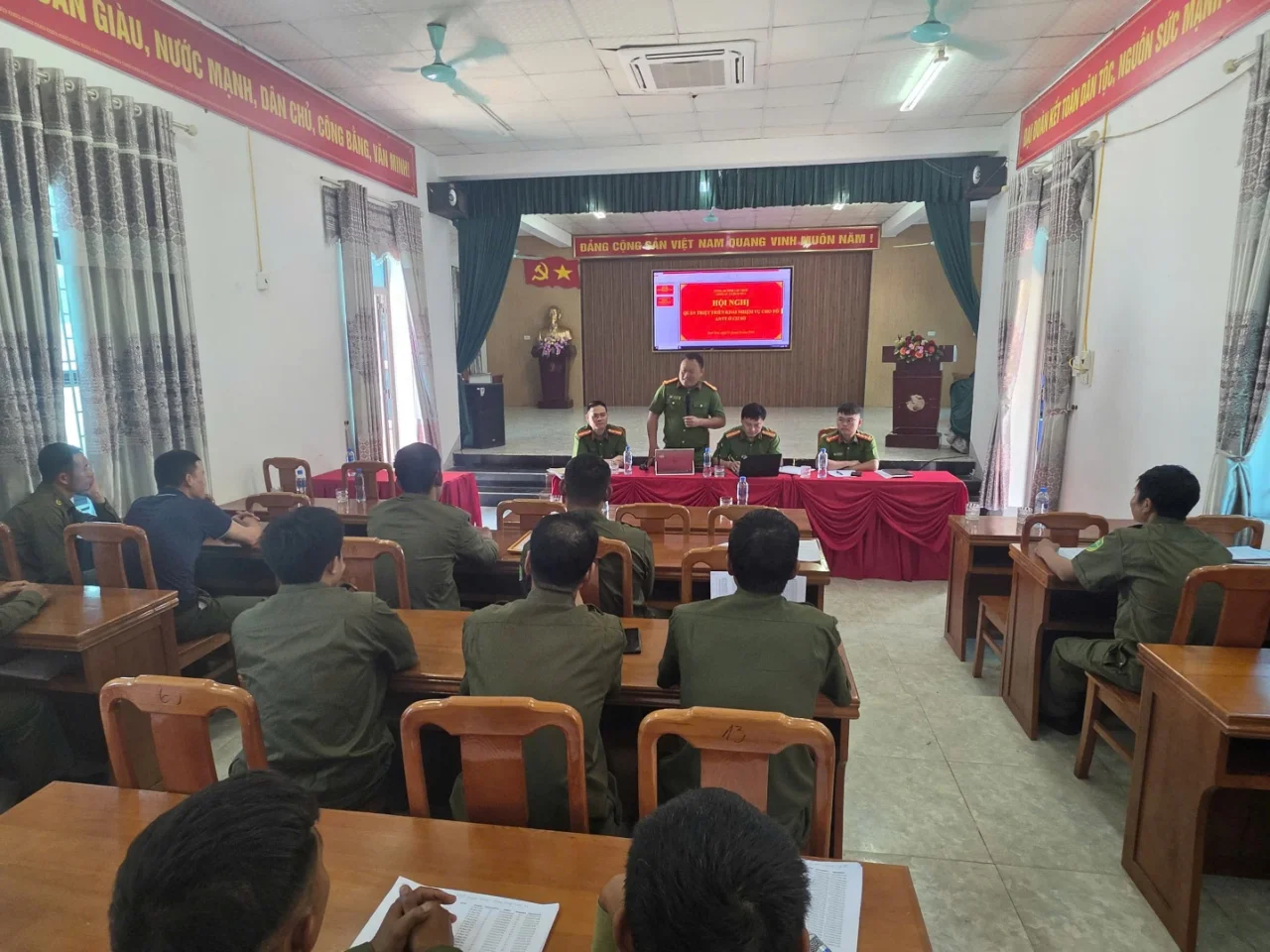 Công an xã Bum Nưa triển khai nhiệm vụ cho lực lượng bảo vệ an ninh, trật tự ở cơ sở