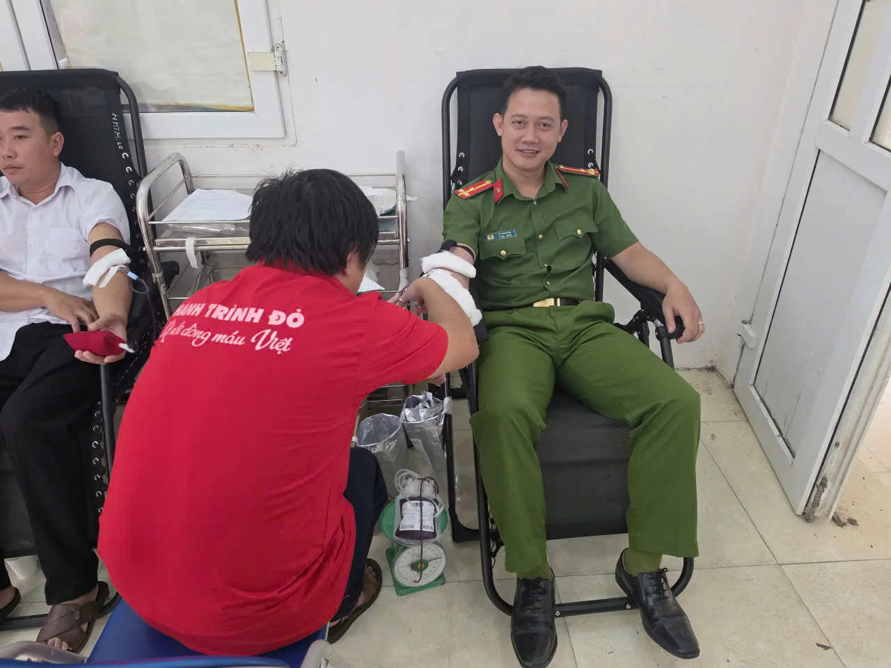 Đoàn viên Công an xã tham gia hiến máu