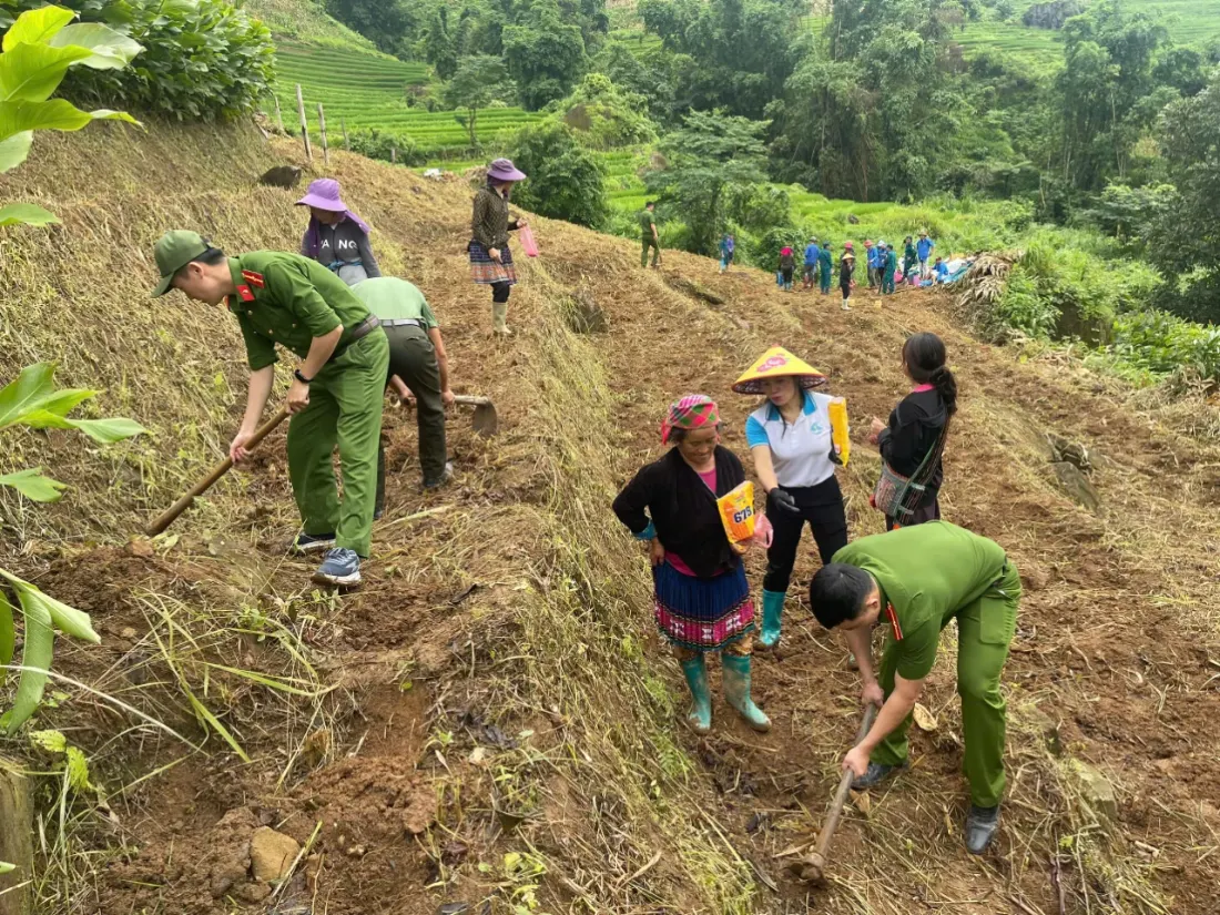 Công an xã Khun Há xuống nương bản Chù Khèo hỗ trợ hộ dân khó khăn sản xuất mùa vụ