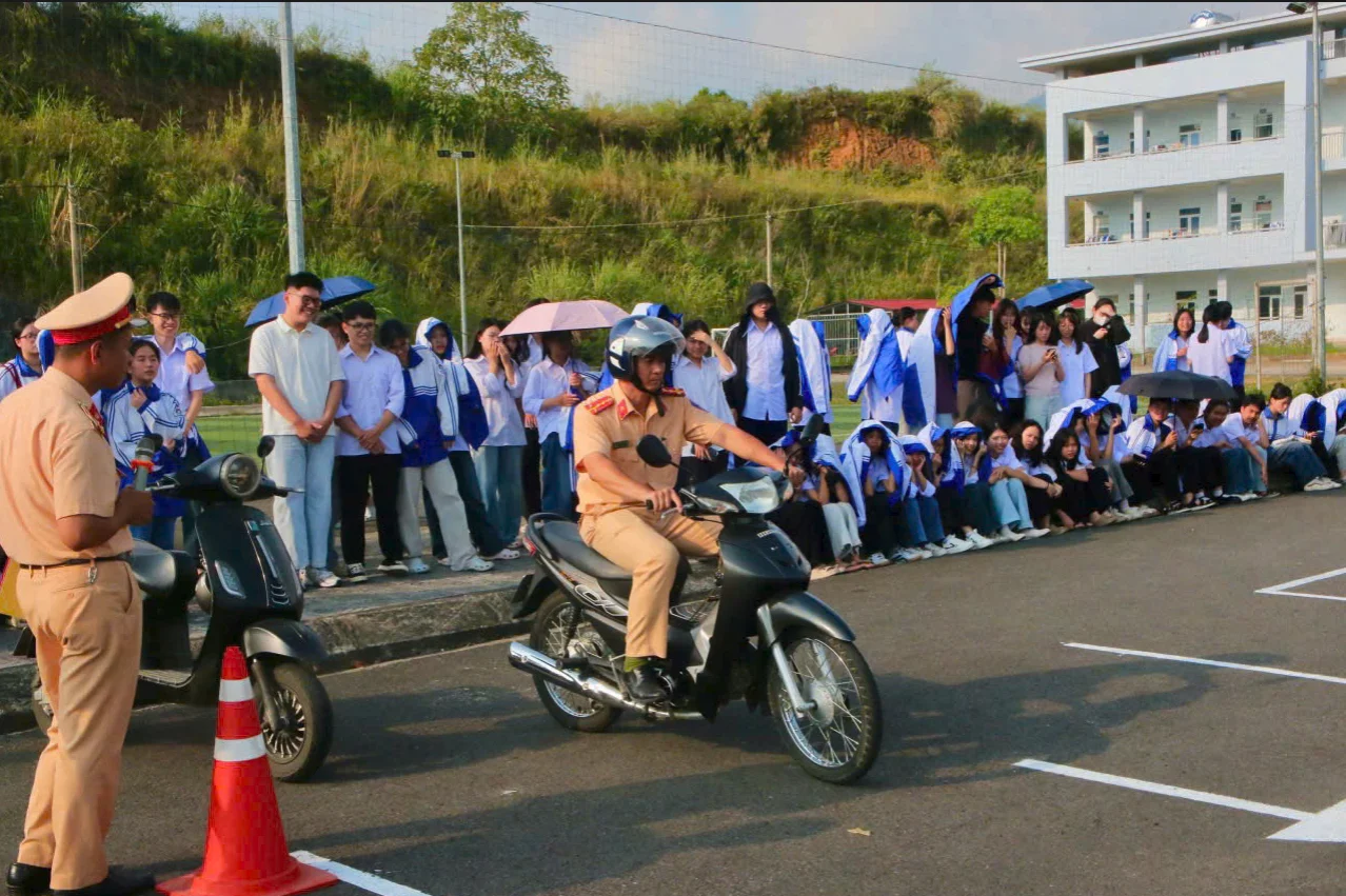 Tuyên truyền pháp luật và hướng dẫn kỹ năng lái xe an toàn tại Trường THPT Chuyên Lê Quý Đôn