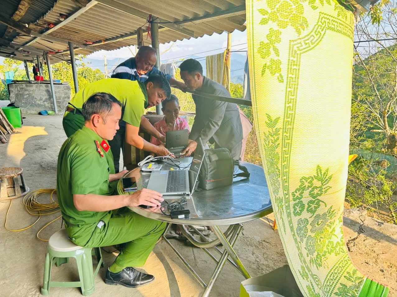Công an xã Hồng Thu tăng cường công tác thu nhận hồ sơ căn cước, kích hoạt định danh điện tử cho người dân