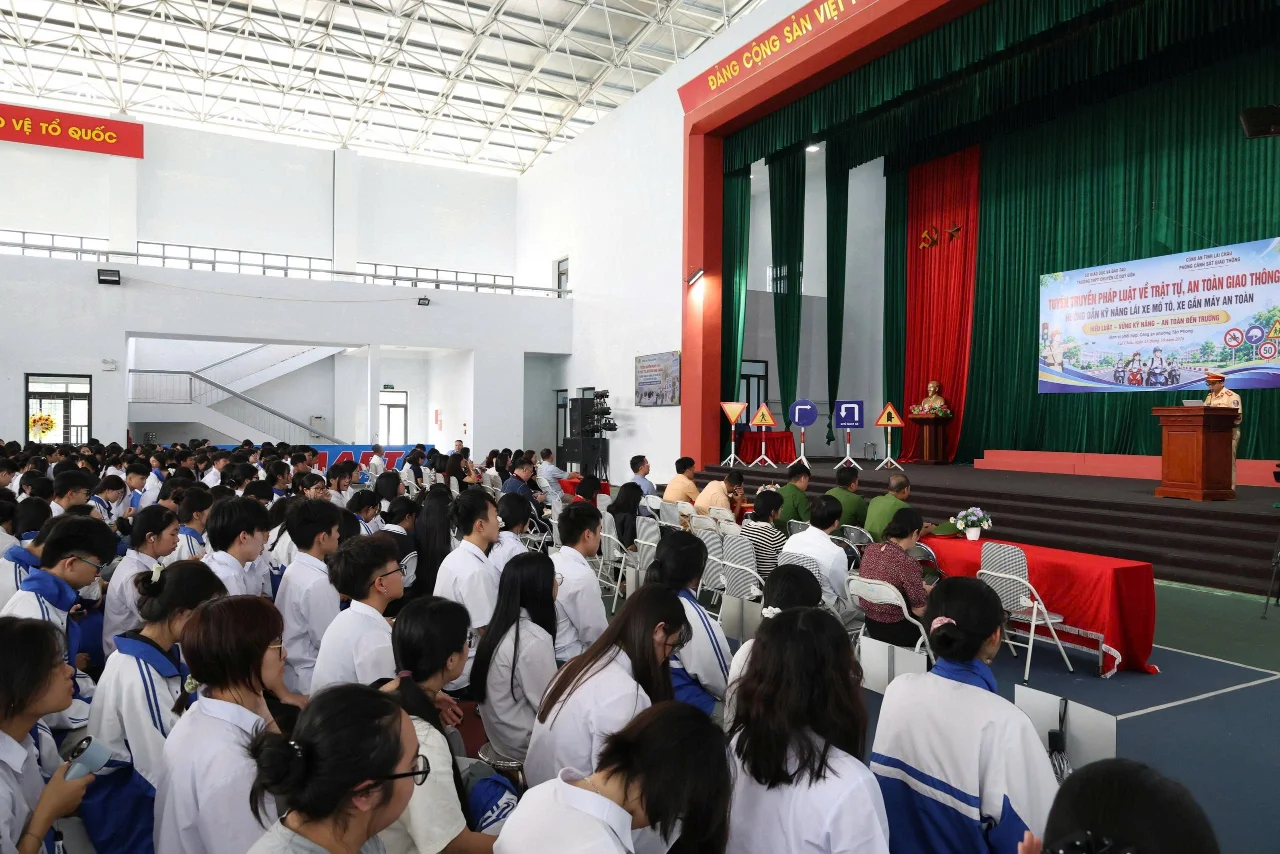 Công an phường Tân Phong phối hợp tuyên truyền, hướng dẫn kỹ năng lái xe an toàn tại trường THPT chuyên Lê Quý Đôn.