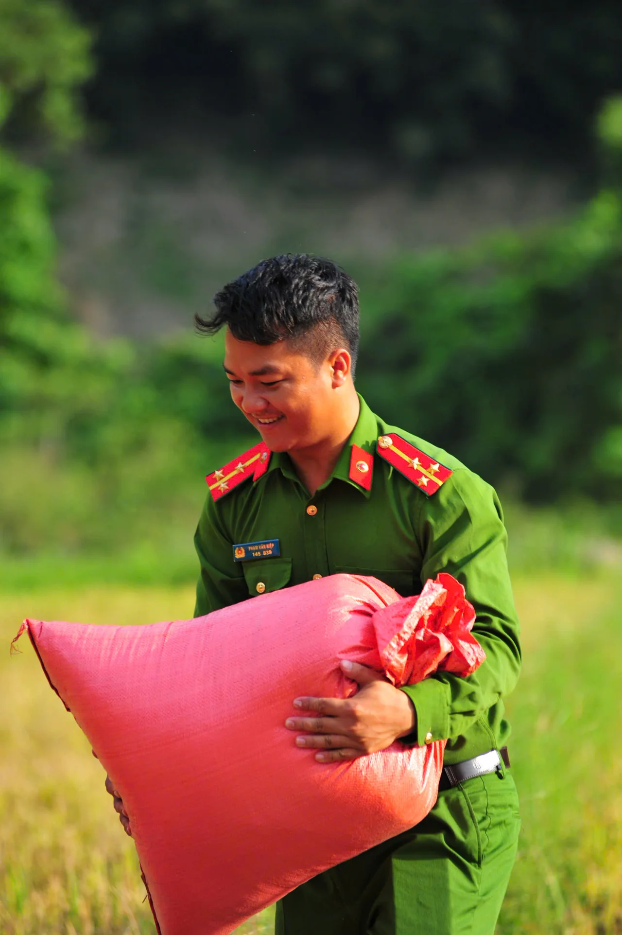 Chi đoàn Công an xã Bum Nưa ra quân giúp nhân dân thu hoạch lúa vụ mùa