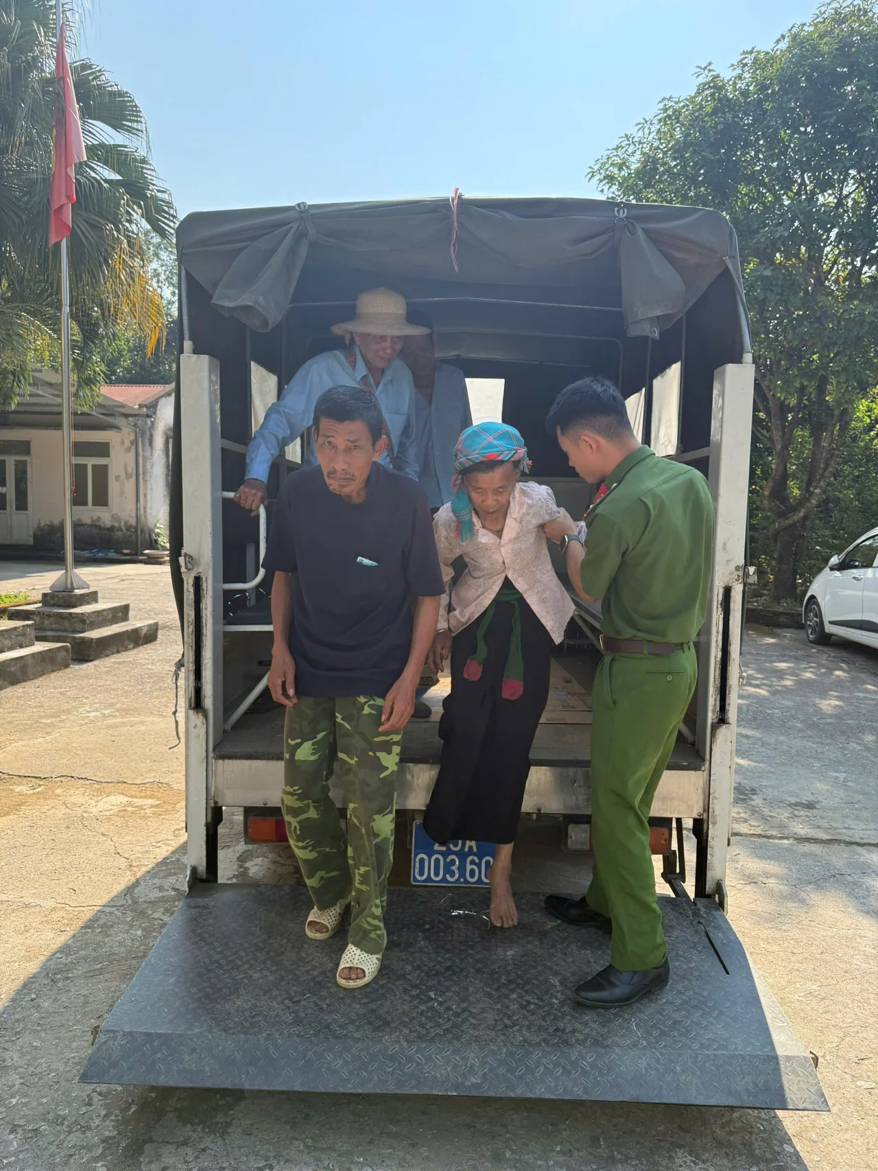 Công an xã Bình Lư hỗ trợ người cao tuổi đến trụ sở Công an xã thu nhận hồ sơ định danh điện tử VNeID mức độ 2.