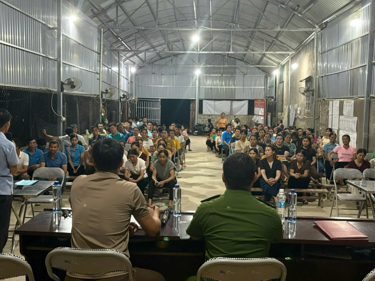 Công an xã Bum Nưa đẩy mạnh tuyên truyền chuyển đổi số và kỹ năng số cho người dân