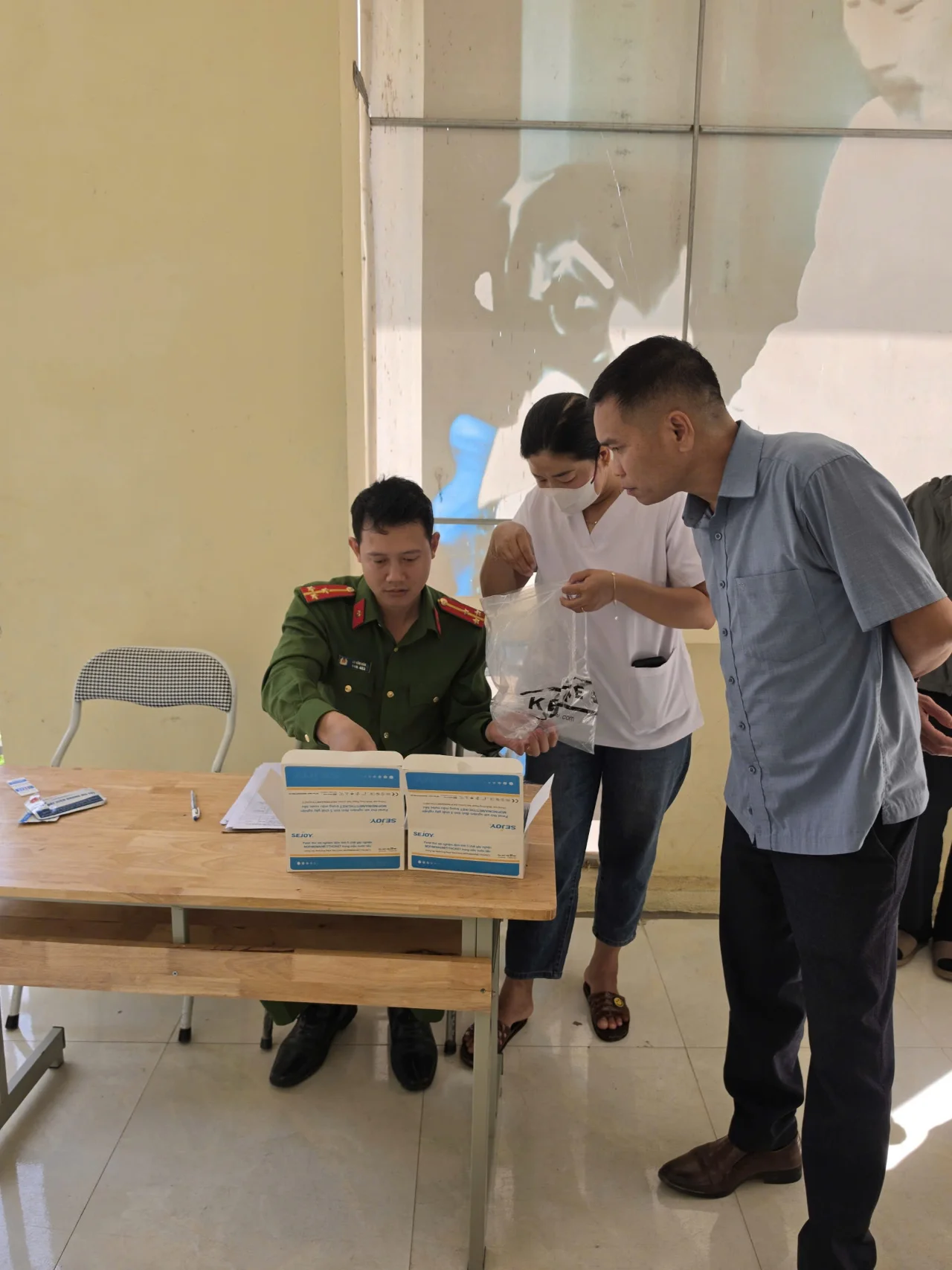 Công an xã Bum Nưa triển khai xét nghiệm sàng lọc ma túy đột xuất cho cán bộ, đảng viên