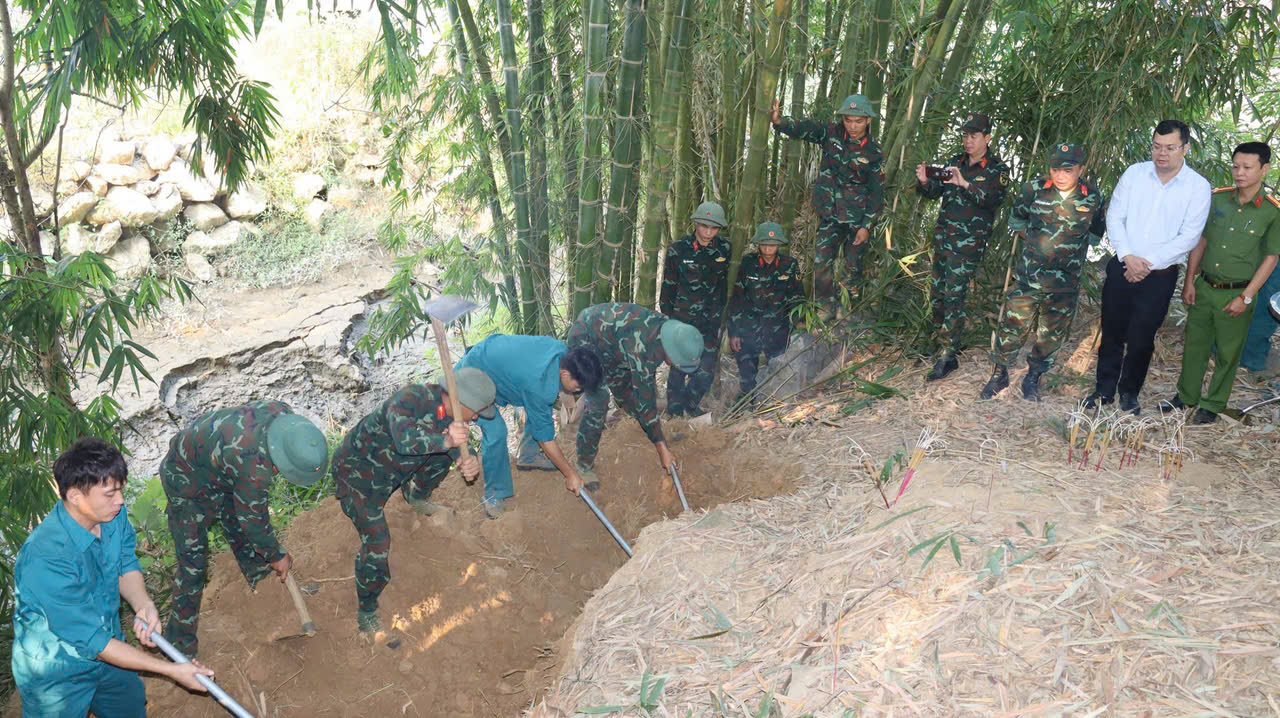 Công an xã Phong Thổ đồng hành trong chiến dịch 500 ngày đêm tìm kiếm quy tập hài cốt liệt sĩ.