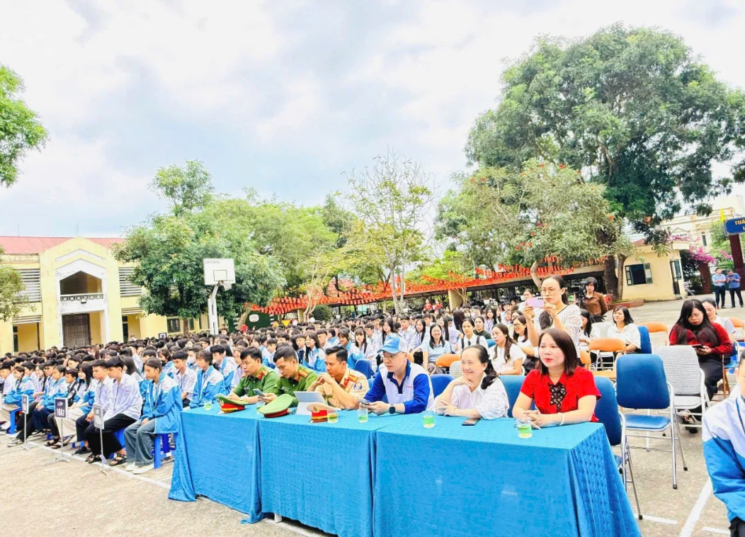 Phòng Cảnh sát giao thông Công an tỉnh Lai Châu tuyên truyền pháp luật và hướng dẫn kỹ năng lái xe an toàn cho học sinh