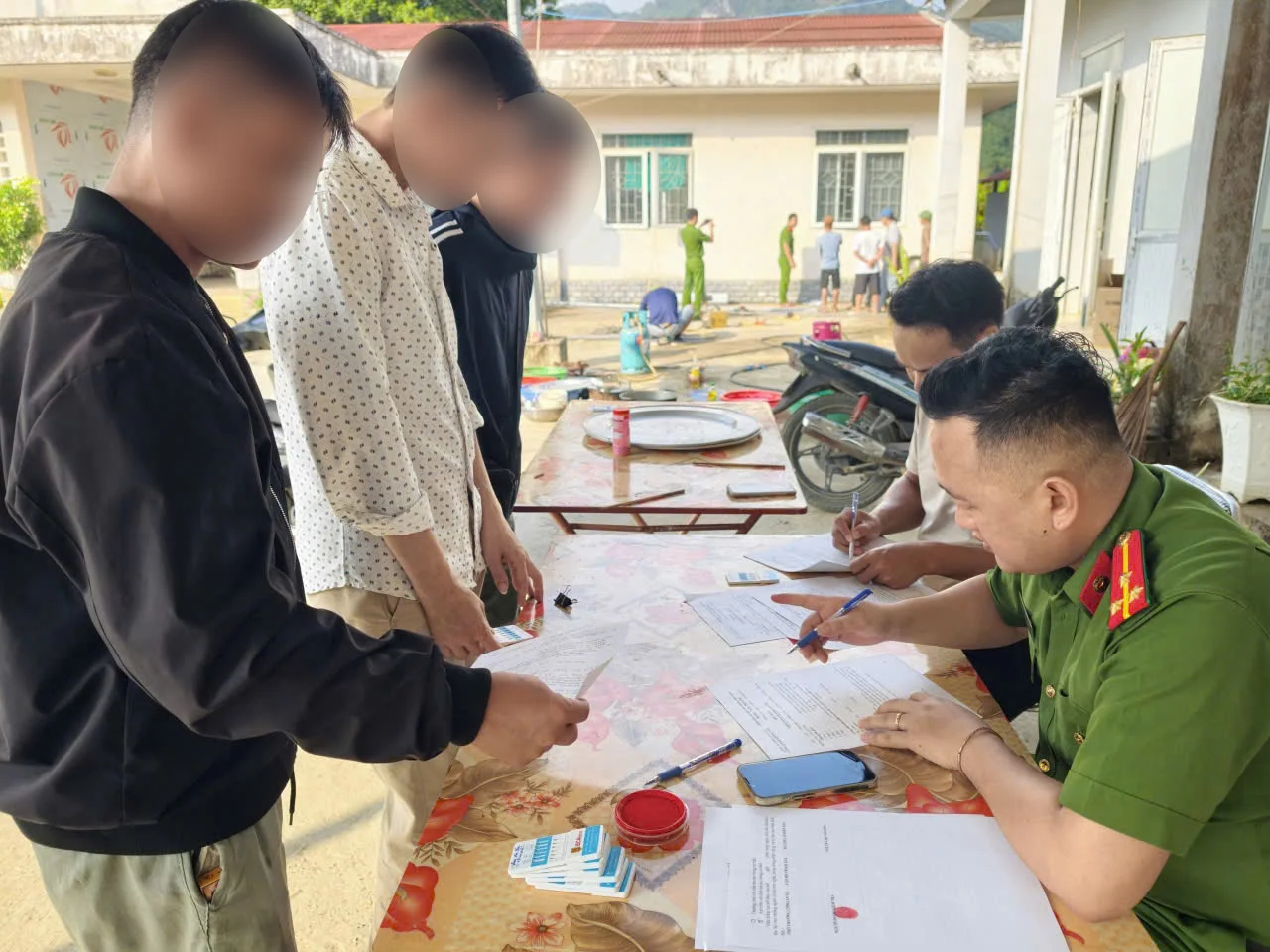 Công an xã Khổng Lào phối hợp xét nghiệm ma túy đối với người điều trị bằng Methadone