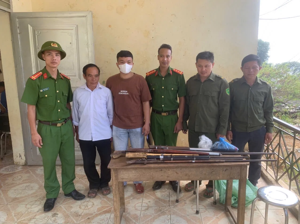 Công an xã Phong Thổ vận động thu hồi vũ khí tự chế tại cơ sở.