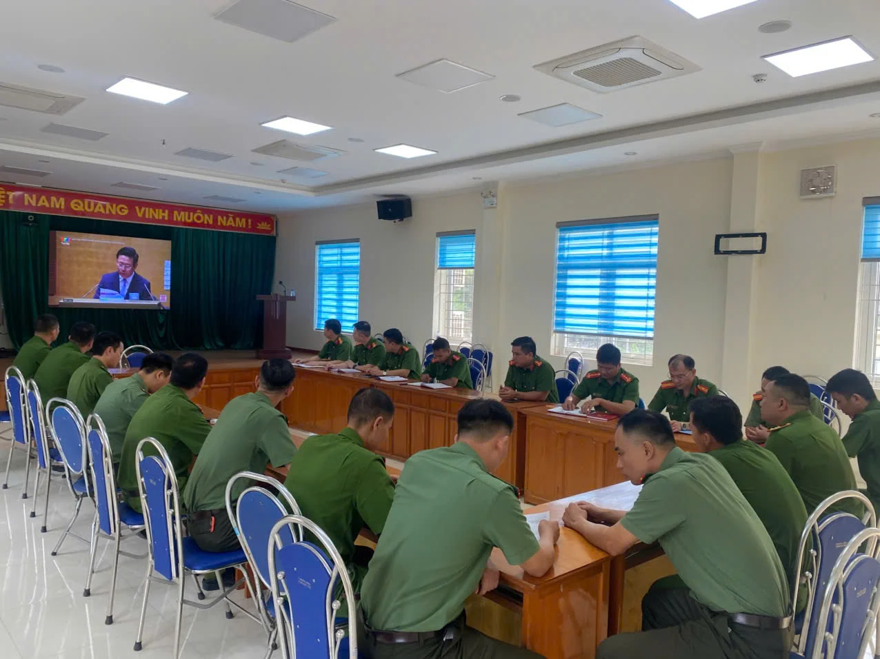 Công an xã Phong Thổ nghiêm túc học tập hội nghị Trung ương 4 khóa XIV.