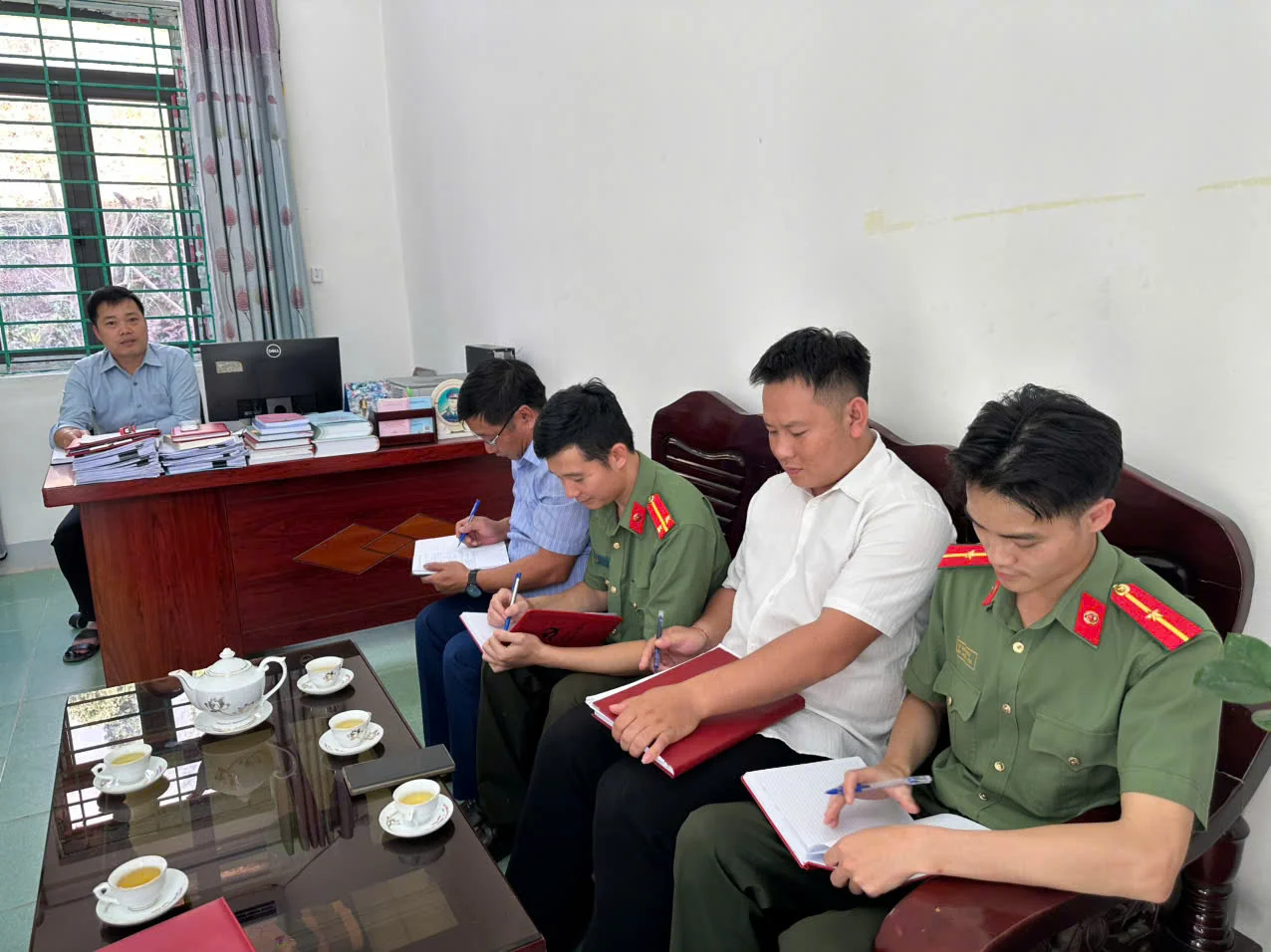 Công an xã Pa Ủ trao đổi, phối hợp, hướng dẫn Ban xây dựng Đảng xã về công tác bảo vệ bí mật nhà nước