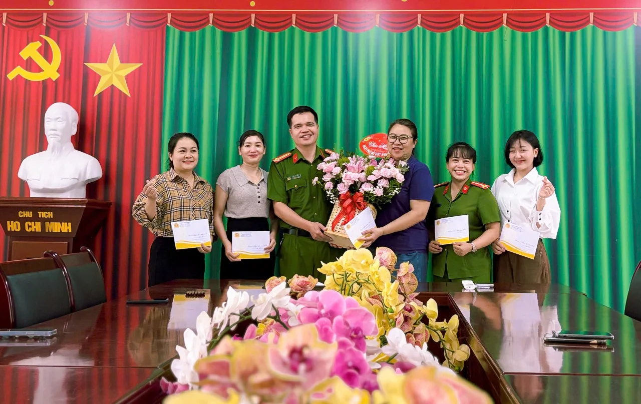 Công an xã Bum Tở gặp mặt, động viên nữ cán bộ, chiến sĩ nhân Ngày Phụ nữ Việt Nam 20/10