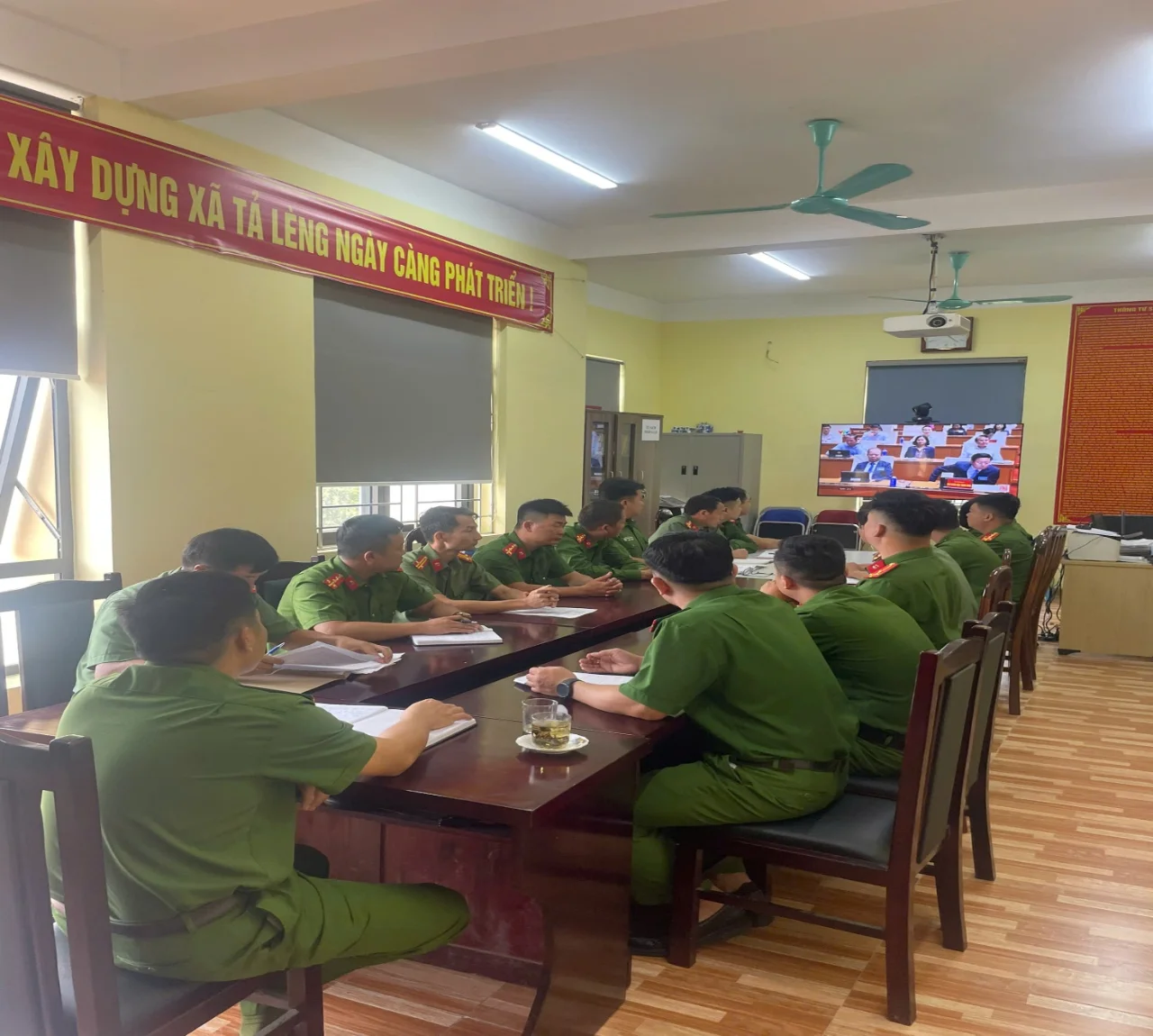 Quang cảnh Hội nghị nghiên cứu, học tập, quán triệt và triển khai thực hiện Nghị quyết Hội nghị lần thứ Tư Ban Chấp hành Trung ương Đảng khóa XIV tại hội trường Công an xã Tả Lèng.