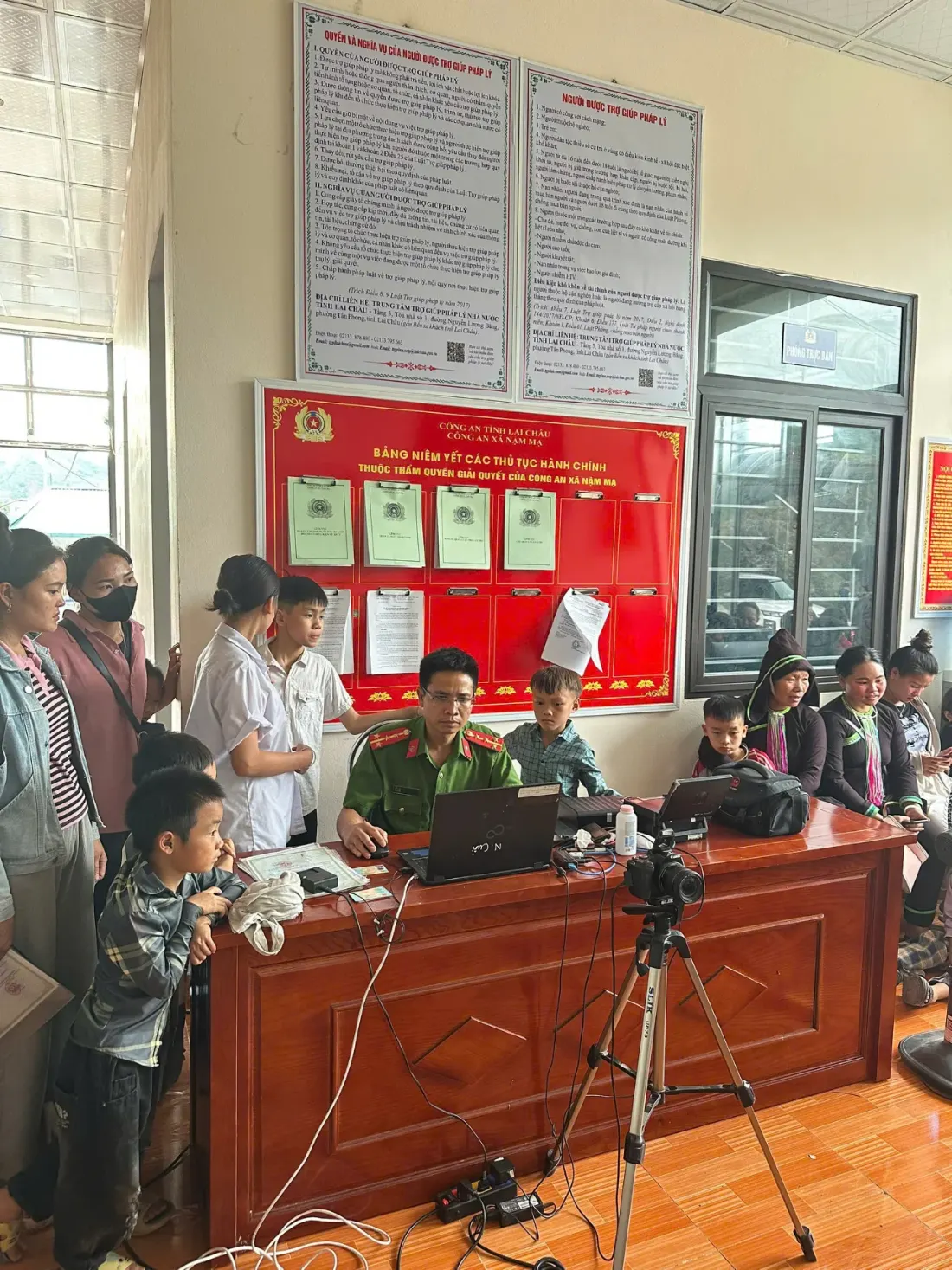 Thu nhận định danh điện tử tại Công an xã