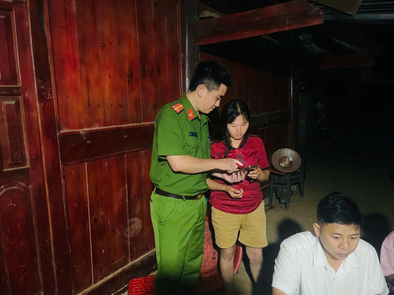 Khi phố lên đèn, Cảnh sát khu vực vẫn miệt mài vì Nhân dân
