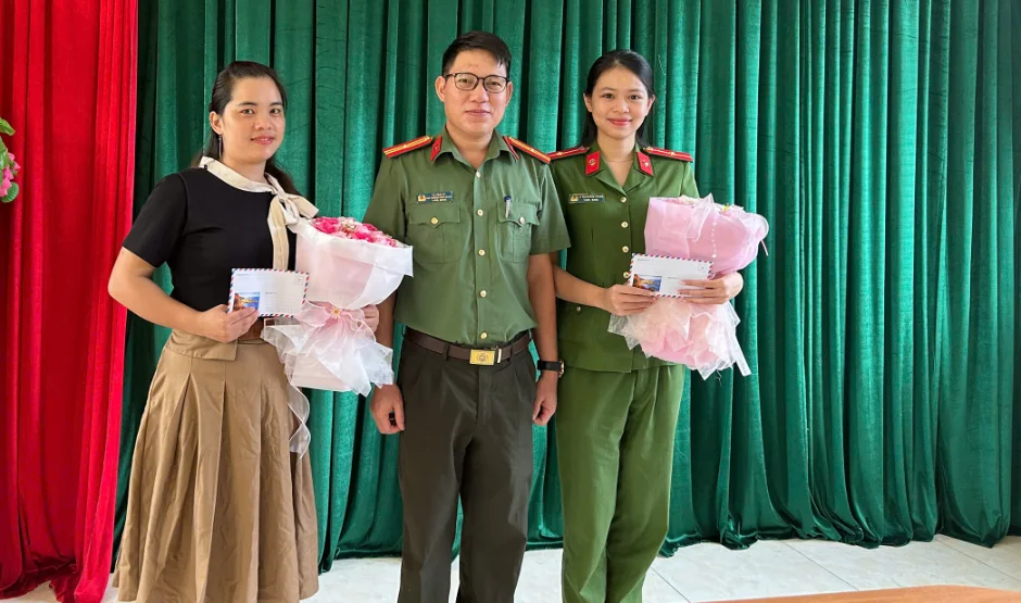 Lãnh đạo Công an xã Nậm Hàng tặng quà chúc mừng chị em phụ nữ nhân ngày Phụ nữ Việt Nam 20/10