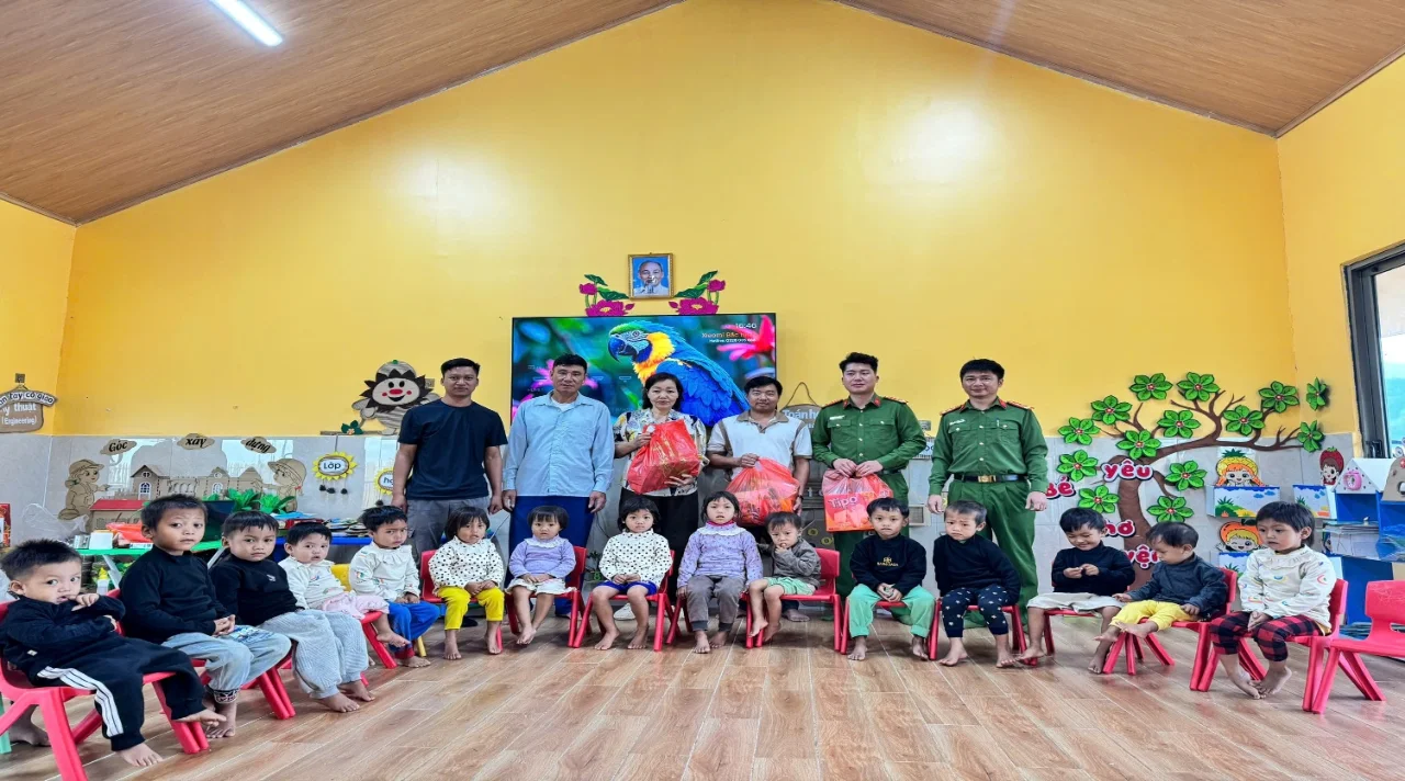 Tuổi trẻ Công an xã Thu Lũm lan tỏa yêu thương - Sưởi ấm em thơ vùng cao