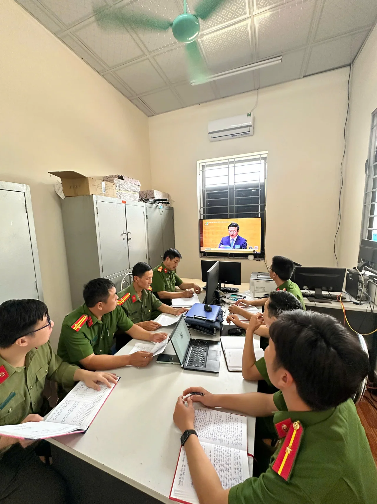 Công an xã Nậm Mạ nghiêm túc tham gia Hội nghị quán triệt, triển khai Nghị quyết Trung ương 4 khóa XIV
