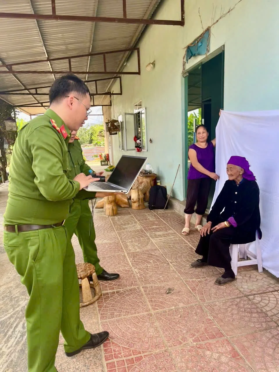 Công an phường Tân Phong đến tận nhà làm căn cước, định danh điện tử cho người già yếu, người khuyết tật.