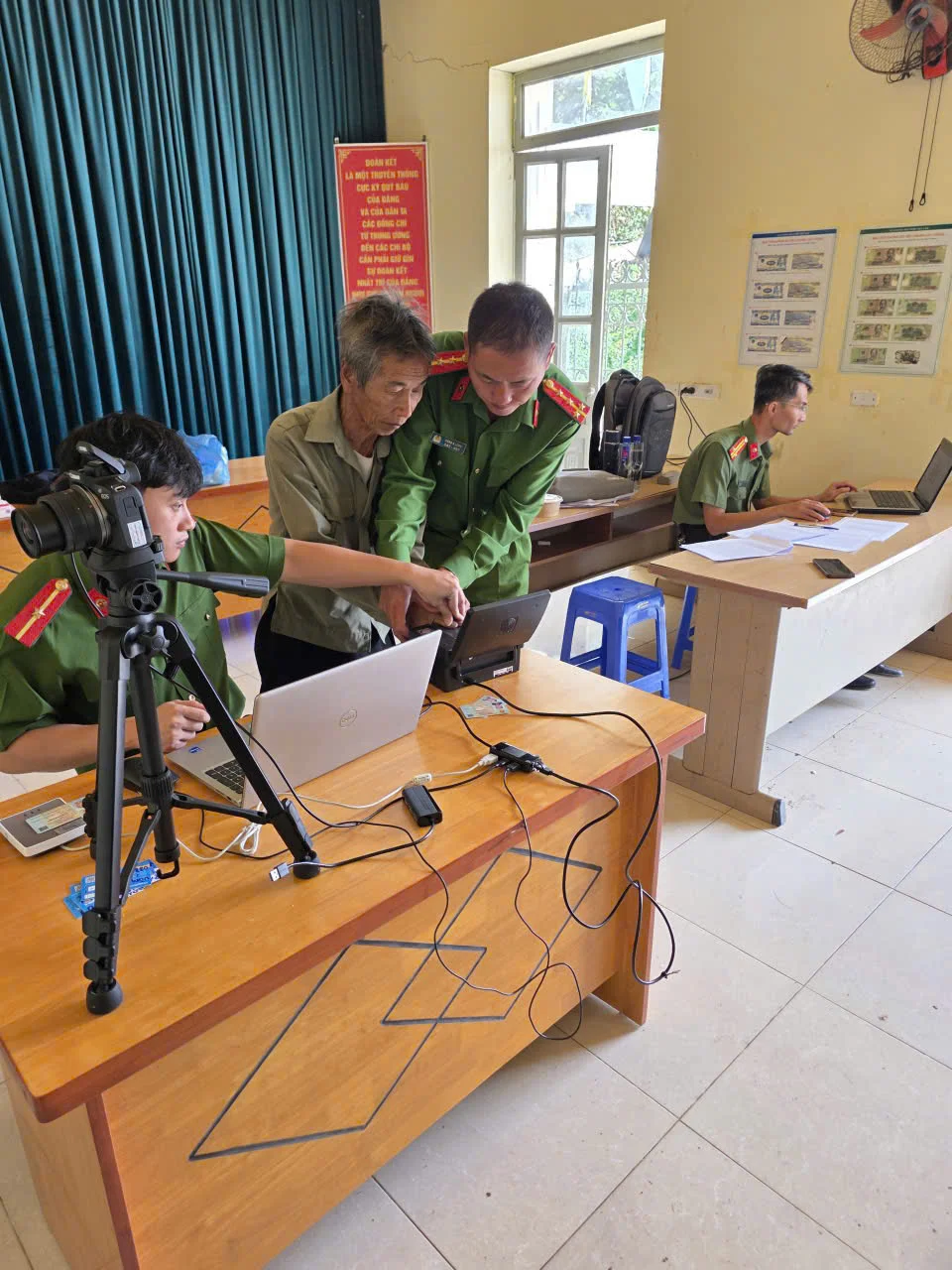 Công an xã Tả Lèng “đi từng ngõ, gõ từng nhà”, hỗ trợ Nhân dân thực hiện dịch vụ công trực tuyến và VneID.